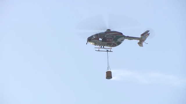 多度津町西白方で山林火災 消防車10台・香川県の防災ヘリコプター1機で
