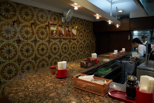 4月26日に閉店する「カレーショップミンガス」のレトロな店内（サカイ提供）