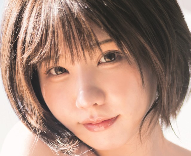 D.T　えなこ　表紙　グラビア切り抜き　約100誌分 純白ランジェリーのえなこさん、日常感たっぷりリラックス