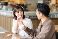 交際の決め手は「写真とのギャップのなさ」と「居心地の良さ」　※画像はイメージです（dimlight/stock.adobe.com）