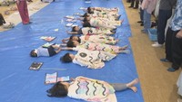 こいのぼりになりきる子どもたち　香川・丸亀市