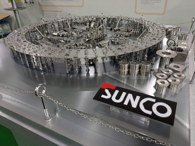 大屋根リング横から。柱はあえてランダムに表現した