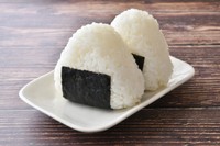 娘さんは、「おにぎり」のことを「おぎにり」と言っていたとか（photoACより「CORO-photo」さん撮影、イメージ画像）