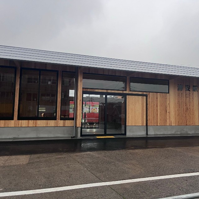 この時はまだ入れなかったという新しい駅舎（提供：しんうらさん）