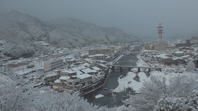 強い寒気の影響で岡山県北で断続的に雪が降り続く