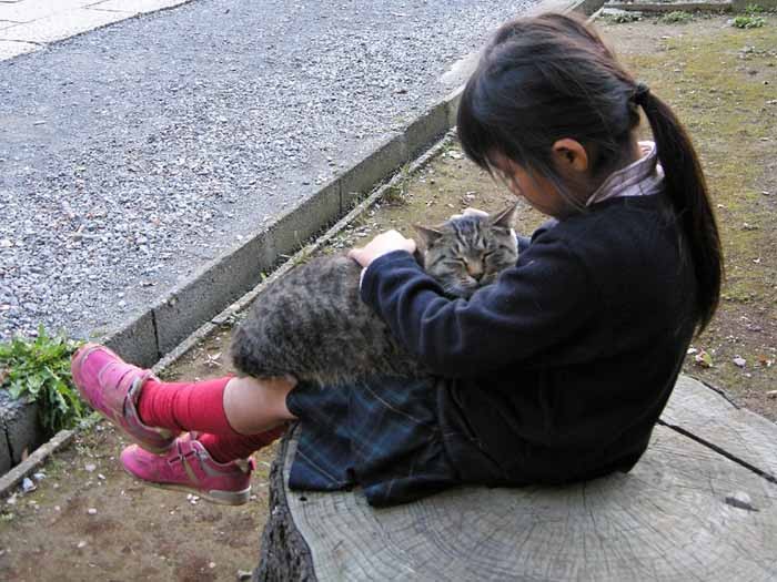 女の子に抱っこされる元気ちゃん（2011年）