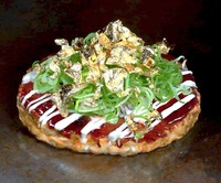 削り節のかわりに金箔をのせた「金の国産豚玉」（画像提供：お好み焼「ゆかり」）