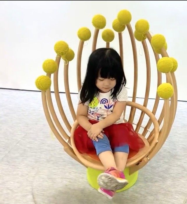 おやゆび姫になれる椅子！？座ると閉じる椅子は「大人も座れますよ