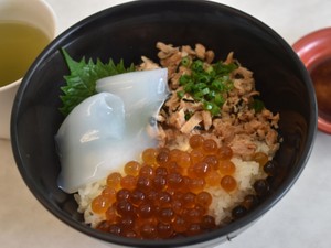 内閣府の食堂に「ヴィーガン三色海鮮丼」、材料は?　広がる「ミートフリー」の選択肢