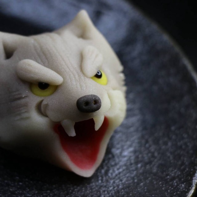 牙の角度や口の開き具合にこだわった、オオカミ男のねりきり（植田嘉昭さん提供）