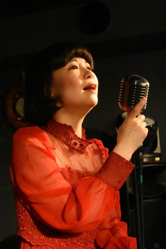 持病を受容しながら、飲み屋のママ業やライブ活動に励む日々