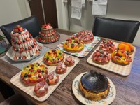 Threadsに投稿した妻への手作りビュッフェに大反響！作ったのは土木の現場監督を務めるパパ（提供：@sweets_or_tenyaさん）