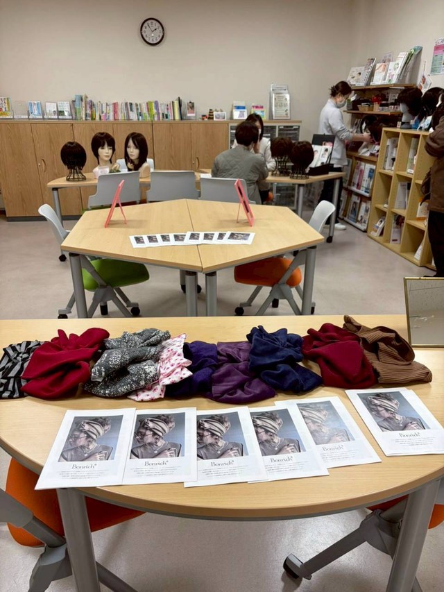 会場の様子。Bonrichや奈良医大内で営業をする株式会社アートネイチャーが出展し、ターバン、ウィッグや水性ケアネイルの体験コーナーが設けられた