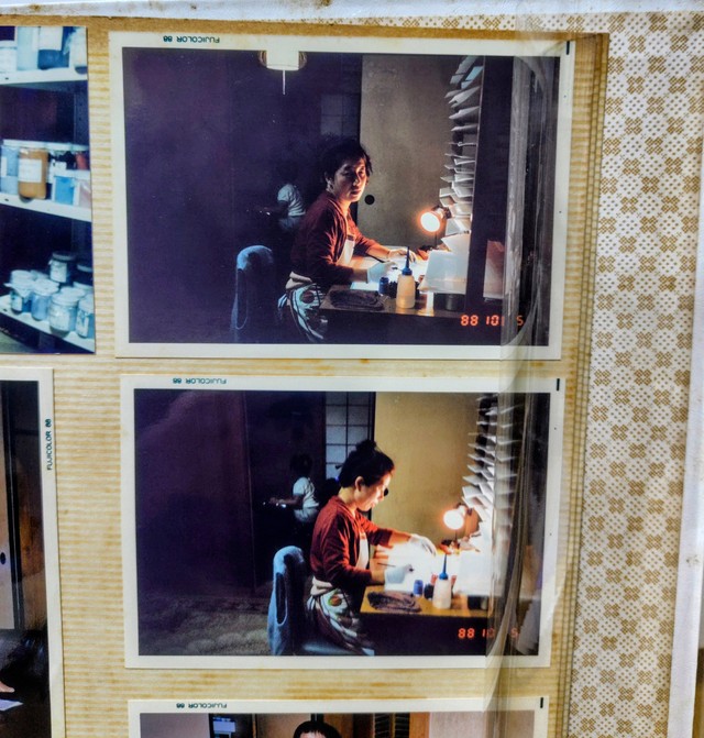 セル画塗りの仕事をこよなく愛していたというロッズさんの母（ロッズさん提供）