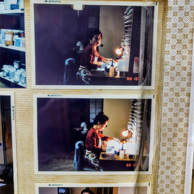 セル画塗りの仕事をこよなく愛していたというロッズさんの母（ロッズさん提供）