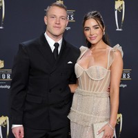 　オリヴィア・カルポ（右）とクリスチャン・マキャフリー