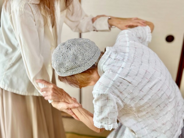 家族の介護と仕事の板挟みで苦しいのはどうして？　※画像はイメージです（smile/stock.adobe.com）