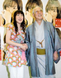 孫・大沢あかねの歌手デビューイベントには駆けつけたが、その後のＣＭ共演は断った大沢啓二氏＝2004年