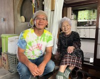 北川毅さんと祖母・多代子さん（高生連提供）