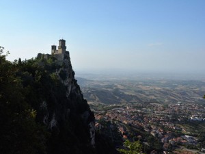 建国から1700年間、一度も戦争なし　行ってみたら、断崖絶壁に守られた国だった