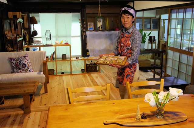 空き家を改装してクレープ店を開いた橋本さん（南丹市美山町深見）

