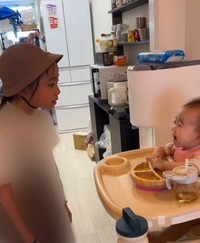 妹ちゃんに優しく話しかけるお姉ちゃん（提供：＠_jurixmitsu_さん）
