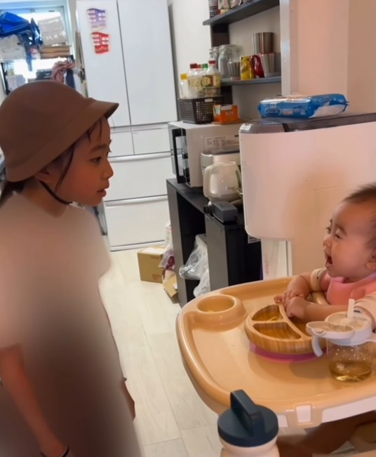 妹ちゃんに優しく話しかけるお姉ちゃん（提供：＠_jurixmitsu_さん）
