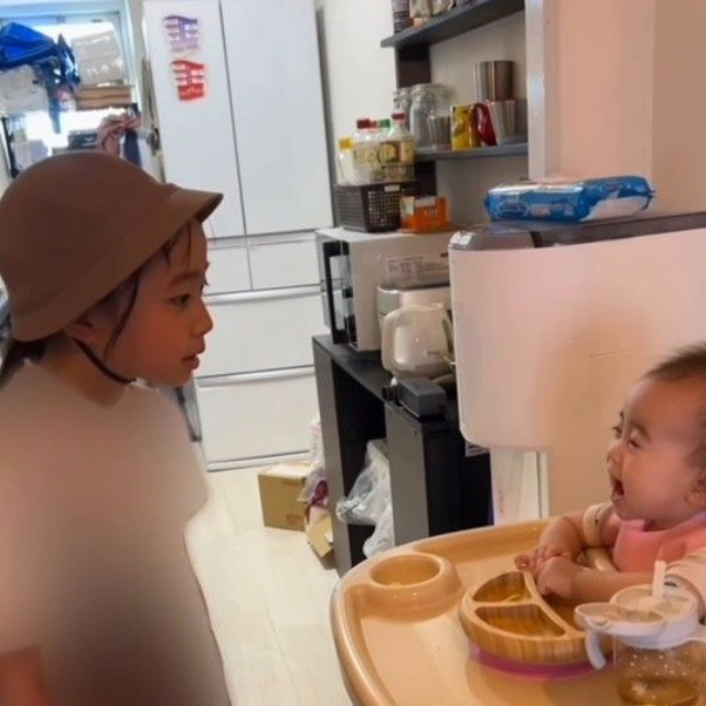 妹ちゃんに優しく話しかけるお姉ちゃん（提供：＠_jurixmitsu_さん）
