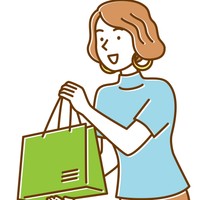 紙袋を渡す女性　※画像はイメージです（usagiya/stock.adobe.com）