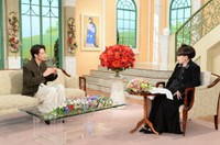 「徹子の部屋」に出演する森崎ウィン（左）と司会の黒柳徹子＝テレビ朝日提供