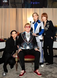 2022年にエルトン・ジョンと共演していたデュア・リパ（左）とキキ・ディー（右）。右から2人目はベリンダ・カーライル＝キキ・ディーのインスタグラム＠kikiandcarmeloより