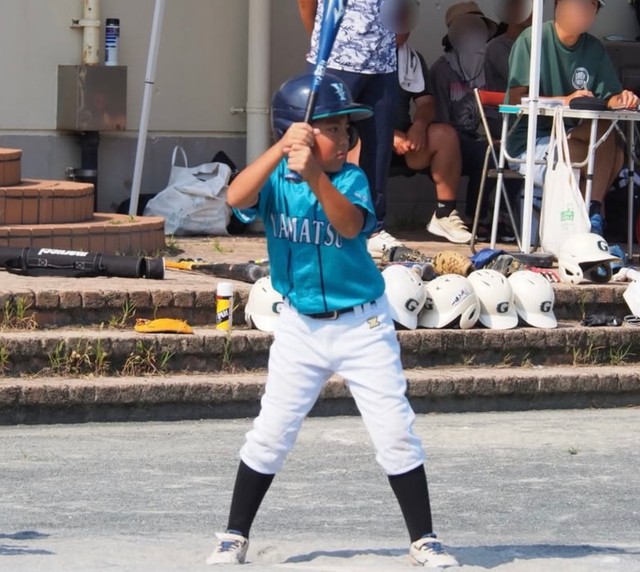 “自由人”という兄が高熱のママに届けたのは…？写真は野球中のひとコマ（提供：@yk6222さん）