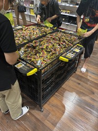 詰め放題コーナー。ブラックサンダーの山！