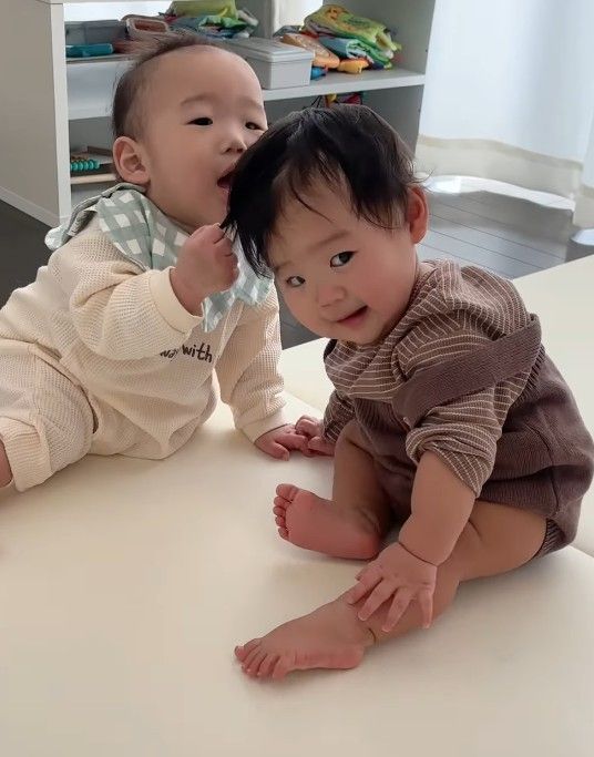 1歳の双子、2週間ぶりにお兄ちゃんが退院 大喜びの妹と額をこつん