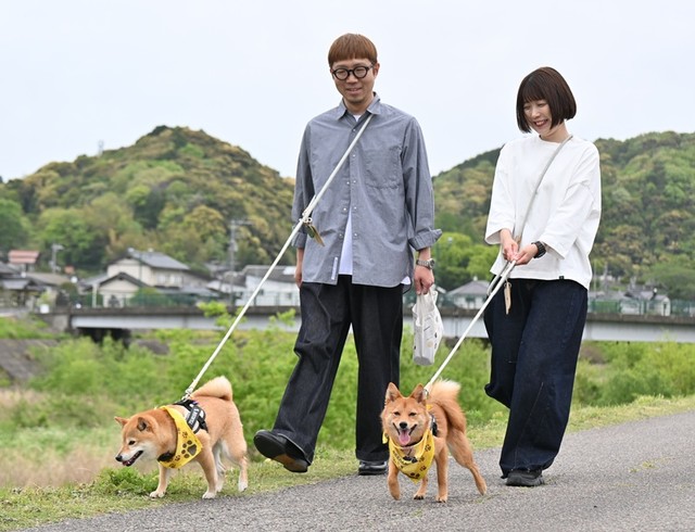 隊員２匹とパトロールする山口鉄兵さん（左）と友子さん（右）＝島根県益田市、益田川沿い