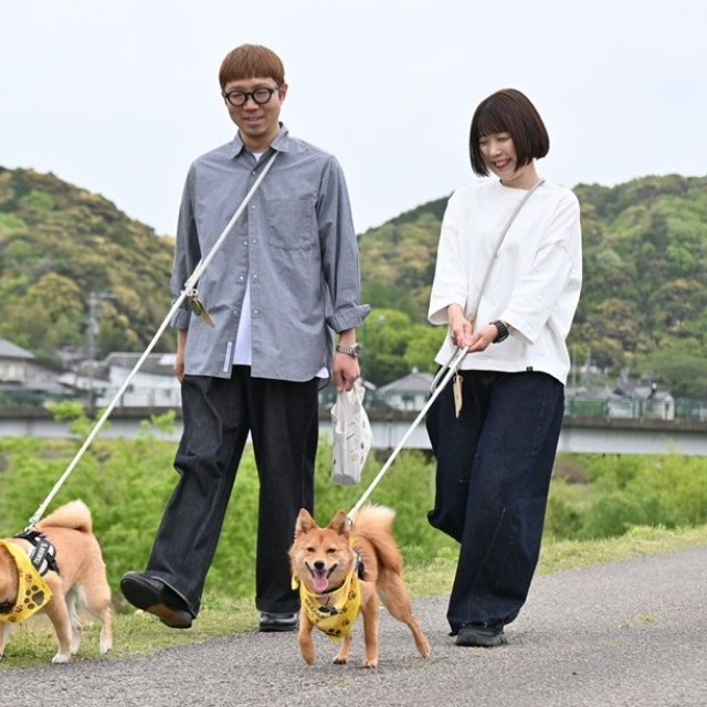 隊員２匹とパトロールする山口鉄兵さん（左）と友子さん（右）＝島根県益田市、益田川沿い