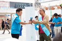 ラサール石井（左）の応援にかけつけた小宮孝泰
