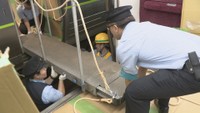 訓練の様子 非常用の｢渡り板｣を設置 JR宇多津駅 18日午前0時半ごろ