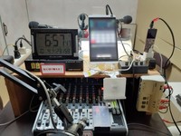 放送機材の操作もパーソナリティ自ら行う