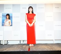 会見に登場した髙野真央