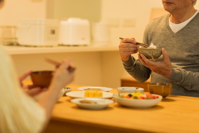 食卓に並ぶ理想的な品数は「3品以上」も…現実は「2品以下」が半数　※画像はイメージです（japolia/stock.adobe.com）