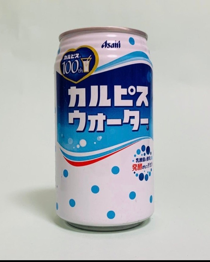 誰かがポストの上に捨てたカルピスソーダの空き缶 カルピス城へようこそ」アルミ缶20個で製作した高さ50センチ〝圧