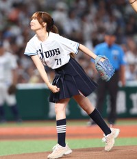 ミニスカートで登板した佐藤夏希＝ベルーナドーム