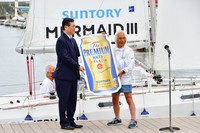 スポンサーからプレミアムモルツを贈られて笑顔の堀江さん