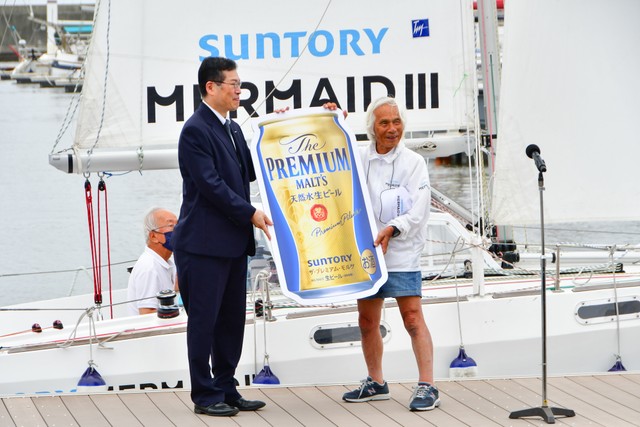 スポンサーからプレミアムモルツを贈られて笑顔の堀江さん