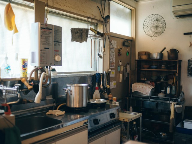 アトリエの隅のキッチンで実際に調理してから描く