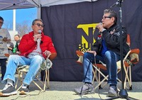 米国の刑務所事情やいじめ問題などについて井上ケイ氏(左)に質問する布川敏和＝神奈川県・茅ヶ崎中央公園