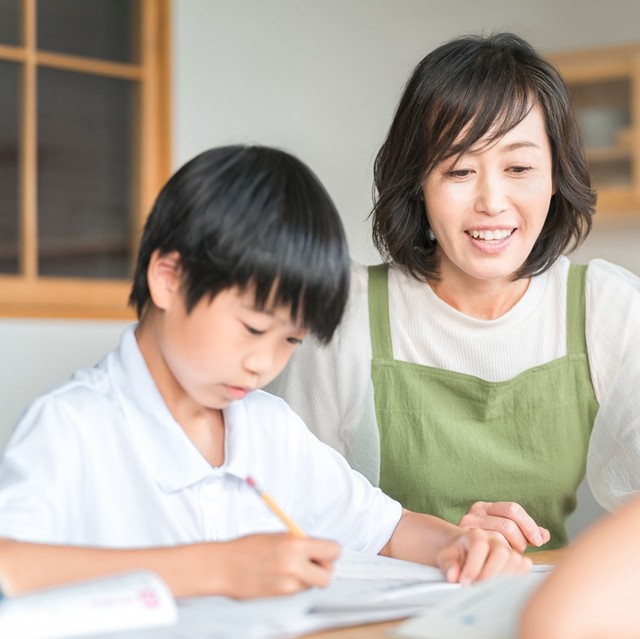 子どもの学習サポートはどこまでやるべき？　※画像はイメージです（FineGraphics/photoAC）