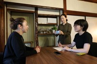カフェの店主に取材する西田さん（右）と坂本さん（中央）＝京都市西京区大原野南春日町・古民家ｃａｆｅうよもん