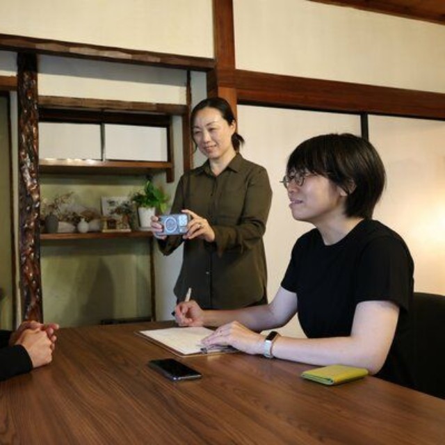 カフェの店主に取材する西田さん（右）と坂本さん（中央）＝京都市西京区大原野南春日町・古民家ｃａｆｅうよもん